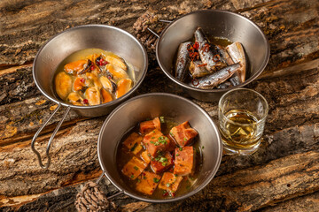 アウトドアでクッキング　Cooking outdoors at a campsite lodge