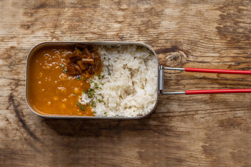 アウトドアでクッキング　Cooking outdoors at a campsite lodge