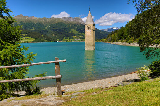 Reschensee, Graun, versunkener Kirchturm, Alt Graun, Reschenpass, S&uuml;dtirol, Wahrzeichen, Italien, Stausee