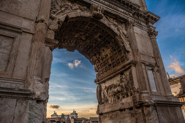 przepiękny Łuk Septymiusza przy wejściu do Forum Romanum - obrazy, fototapety, plakaty