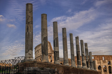 zabytkowa kolumnada z Coloseum w tle