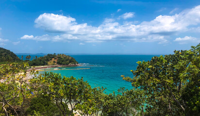 Fototapeta na wymiar día soleado de verano en la isla playa blanca en Colon Panama en centro America con tomas aereas 