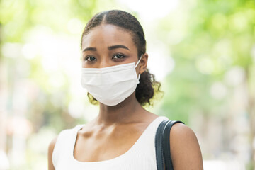 夏服を着てマスクを着用するビジネスウーマン