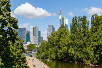 Frankfurt am Main, Blick von der Alten Brücke, rechts die Maininsel. 07.07.2020.