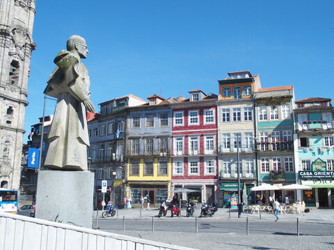 Statue eines M&ouml;nches auf dem Platz von Lissabon Porto Portugal
statue of a monk at Liboa square in Porto Portugal