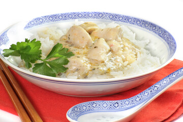 morceaux de poisson cuisiné au lait de coco et riz
