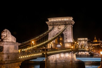 Naklejka premium Mesmerizing shot of SzÃ©chenyi Chain Bridge Budapest Hungary at night