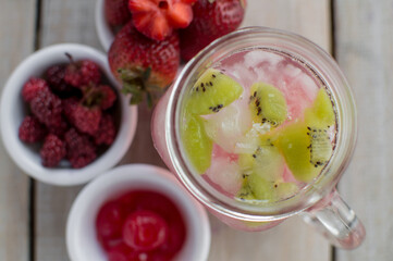 Soda Natural amarilla con fresa