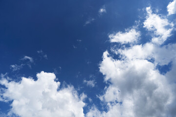 Obraz premium bright sky with summer season