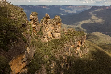 Photo sur Plexiglas Trois sœurs The Three Sisters in the Blue Mountains nearly Sydney in New South Wales, Australia with sunlight dappled shadows over eucalyptus forests