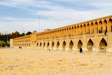 Papier Peint photo autocollant Pont Khadjou Allahverdi Khan Bridge (Si-o-seh pol), ancient bridge in Isfahan or Esfahan, Iran, Middle East, Asia. River bed is dry because of the dam. The bridge has 23 arches, is 133 meters long, 12 meters wide.