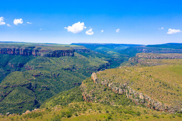 Naklejka premium Aerial panoramic view of rugged mountain range on a clear day, with mountain plateau in the background.