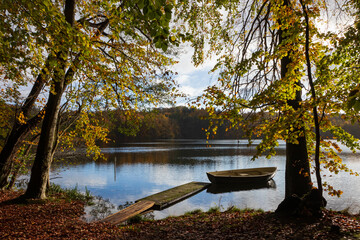 schöne Herbstlandschaft am See