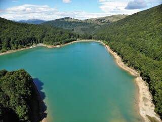 Naklejka premium Embalse de Lareo (País Vasco) un día poco nublado y caluroso