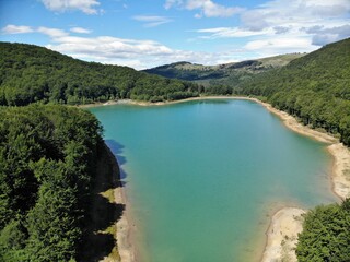 Embalse de Lareo (País Vasco) un día poco nublado y caluroso