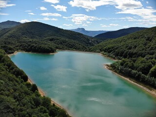 Embalse de Lareo (País Vasco) un día poco nublado y caluroso