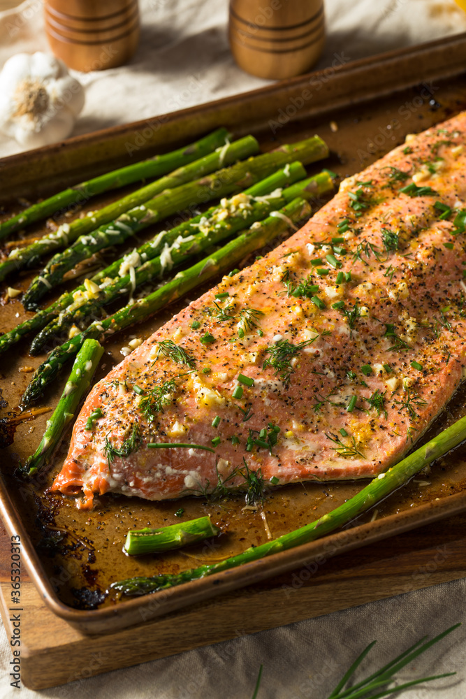 Poster homemade roasted salmon filet and asparagus