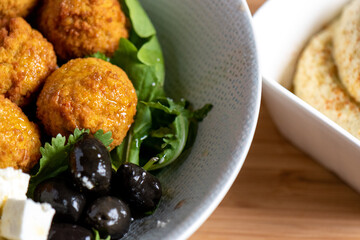 falafel sad with hummus 