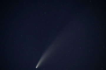 Obraz premium viewpoints at night, comet NEOWISE from the Vilasouto reservoir in Galicia, Spain