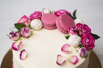 Cake with roses and macaroons