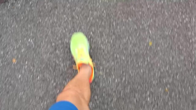 uomo sportivo che cammina per la strada 