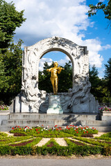 Fototapeta na wymiar Statue of Mozart in the Stadtpark in Vienna, Austria