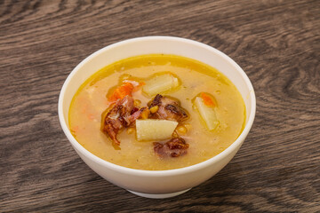 Pea soup with smoked ribs