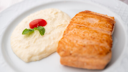 Salmão grelhado com purê de batatas e queijo