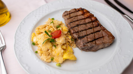 Delicioso bife grelhado e farofa de ovo.