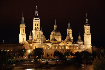Obraz premium MONASTERIO DE PIEDRA Y BASÍLICA DE ZARAGOZA