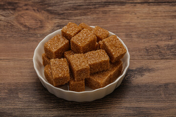 Cane sugar cubs in the bowl