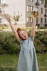 Obraz premium Red-haired girl enjoying a summer day