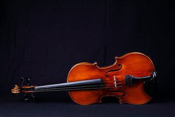 Eine Violine auf schwarzem Grund