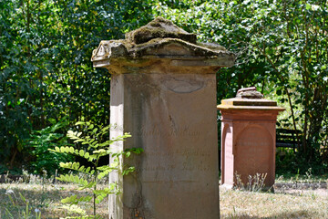 grabsteine auf dem historischen friedhof in undenheim