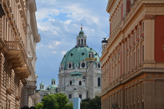 Blick durch die Canovagasse auf die Karlskirche, Wien