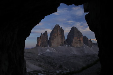 Die Drei Zinnen in den Sextener Dolomiten im Licht der untergehenden Sonne, aus einem Unterstand...