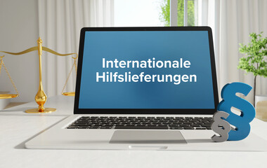 Internationale Hilfslieferungen. Recht, Gesetz, Internet. Laptop im Büro mit Begriff auf dem Monitor. Paragraf und Waage.