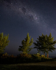 Via Láctea sob o Céu da praia de VIlatur, em Saquarema