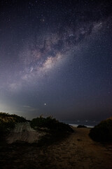 Fototapeta premium Droga Mleczna pod niebem plaży VIlatur w Saquarema