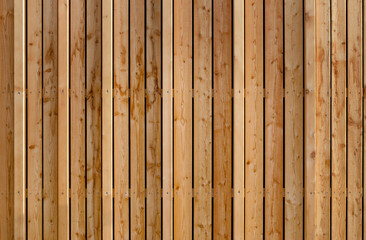 Holzverkleidung mit verschiedenen Brettern als Holzfassade