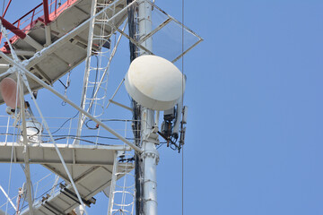 Base station for mobile network with antennas.