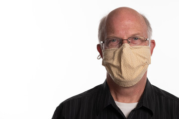 Obraz premium Headshot of male teacher wearing Covid 19 mask isolated on white background with room for copy to the left