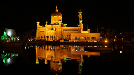 Fototapeta premium Omar Ali Saifuddien Mosque at night in Bandar Seri Begawan, Brunei.