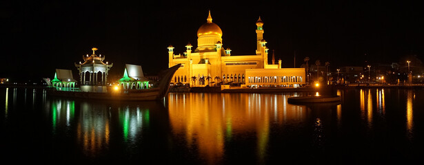 Naklejka na ściany i meble Omar Ali Saifuddien Mosque at night in Bandar Seri Begawan, Brunei.