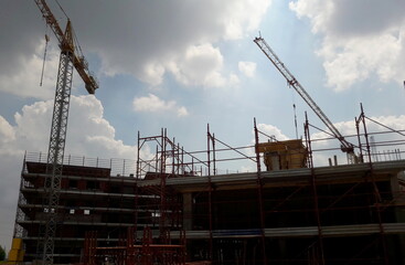 Fototapeta na wymiar Lavori in corso nel cantiere edile in estate - costruire