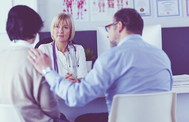 Obraz premium doctor talking to her male patient at office