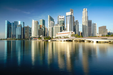 Fototapeta premium Singapur Business District Skyline Finansowy budynek centrum miasta z turystycznym zwiedzaniem rano w Marina Bay w Singapurze. Azjatycka turystyka, nowoczesne życie w mieście lub koncepcja finansów i gospodarki