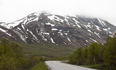 recorrido en auto por Noruega con paisajes hermosos llenos de montañas nevadas 
