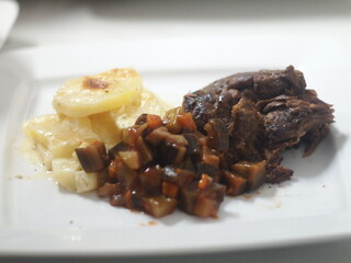 plato de fondo, carne al jugo, papas gratinadas, verduras