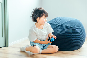 新築の家で女の子が座っている　kids girl room